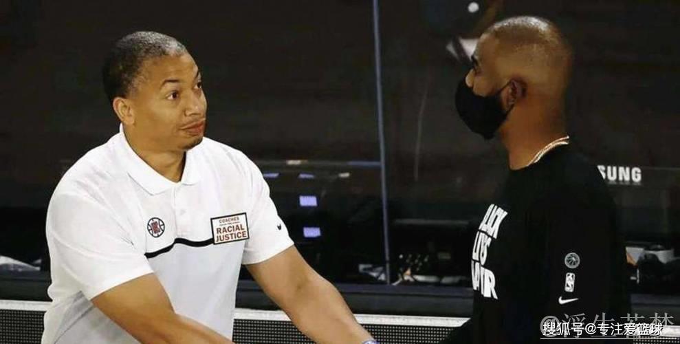 赛后遭冷遇,保罗通道等待道歉,泰伦卢无视冷漠离开 赛后遭冷遇,保罗通道等待道歉,泰伦卢无视冷漠离开