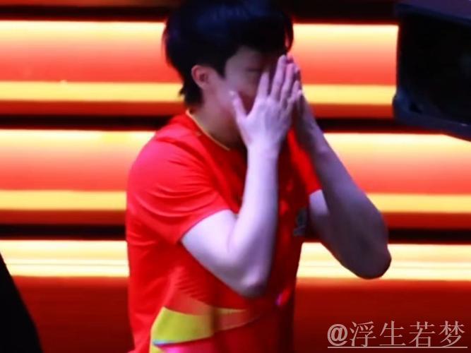 王楚钦逆转日本小将赛前豪言，其赛后痛哭扔毛巾