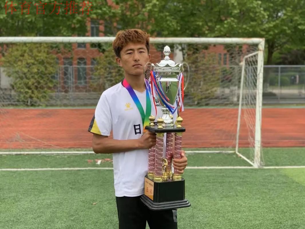 [组图]年维泗、陈成达、张吉龙获“足球事业杰出贡献奖”